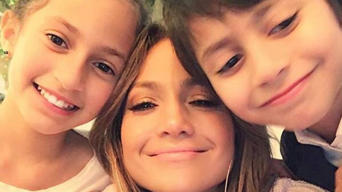 Jennifer Lopez es todo sonrisas mientras pasa tiempo con sus hijos en medio del romance de Ben Affleck